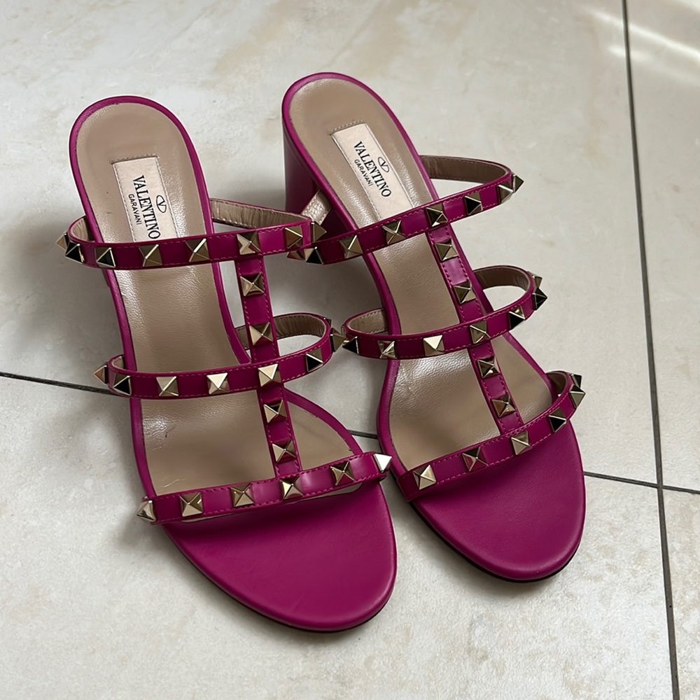 Pink Valentino garavani rockstud sandal new